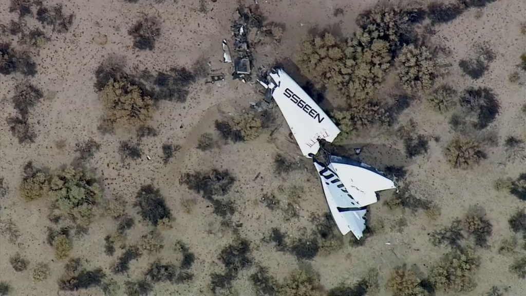 Ciò che resta di uno degli impennaggi di coda di SpaceShipTwo