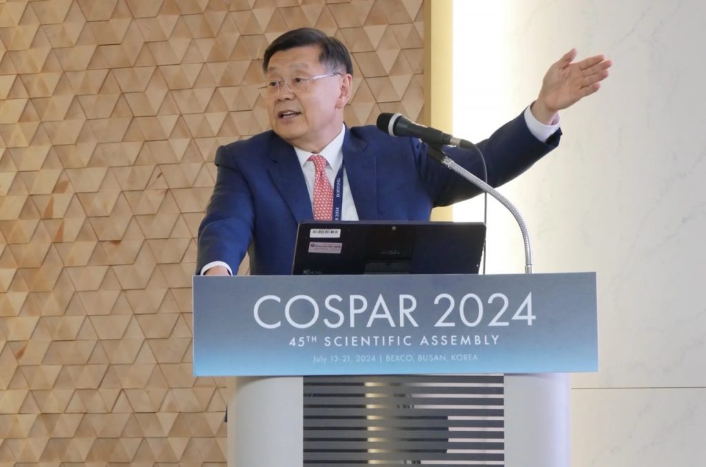 John Lee, vice amministratore della nuova agenzia spaziale sudcoreana KASA, durante l'intervento del 17 luglio all'Assemblea Scientifica COSPAR. Credito: SpaceNews/Jeff Foust